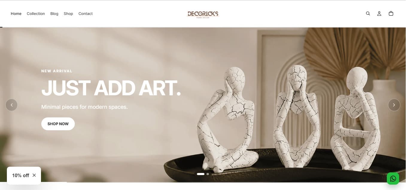 Startseite des Decoricks-Onlineshops — skulpturale Figuren auf einem dunklen Tablett unter der Überschrift „Just add art. Minimal pieces for modern spaces.“